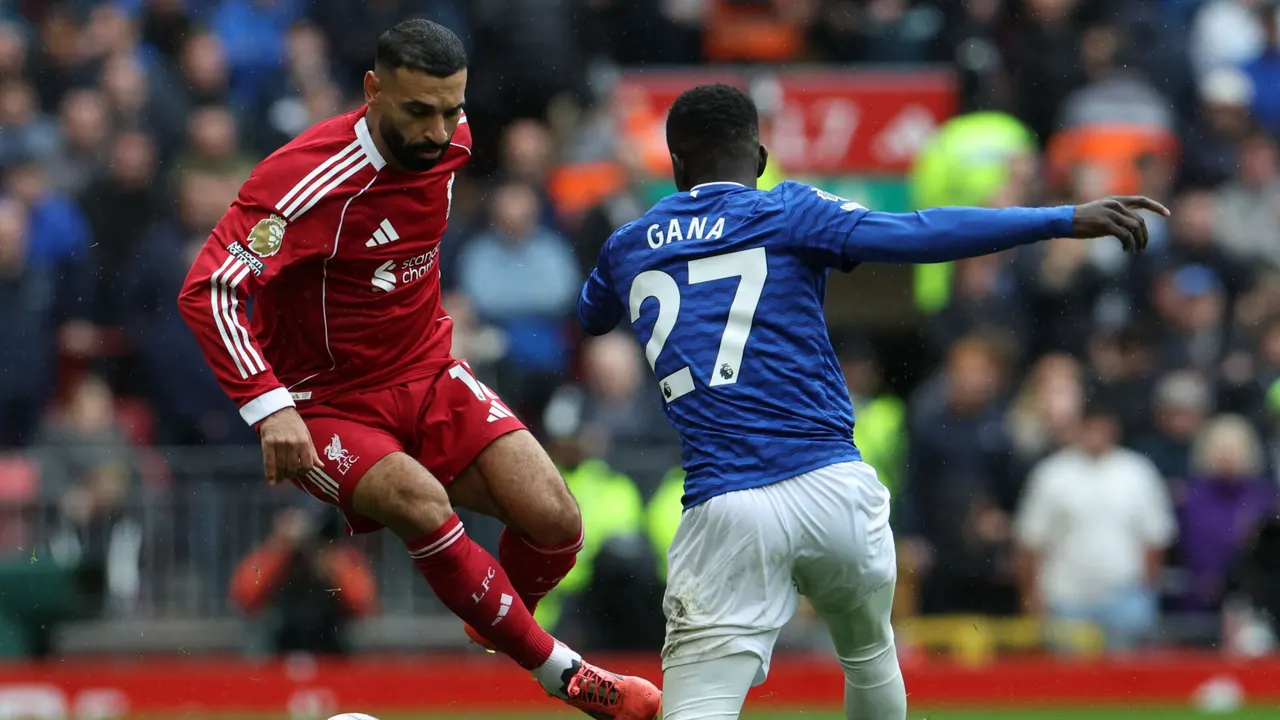 ما القنوات الناقلة لمباراة إيفرتون وليفربول في الدوري الإنجليزي 2025-2026؟ وكيف تتابعها عبر الإنترنت؟